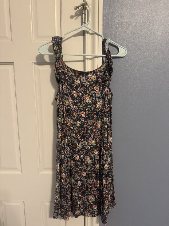 LOFT Dresses & Skirts - Loft Dress- casual, flowy, w ruffle straps